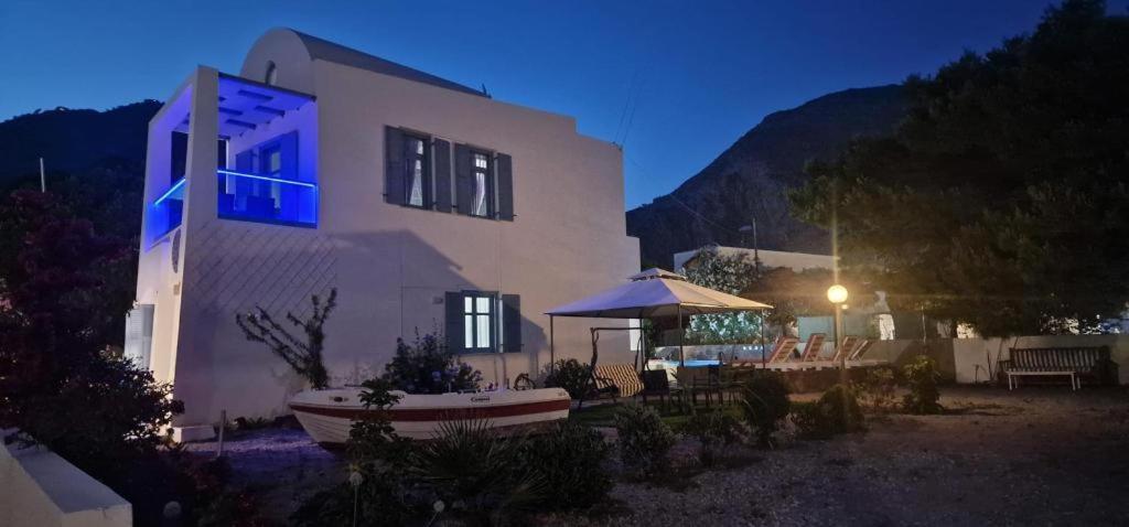 Located By The Sea One Beachfront Private Captain Lazaros Pool Villa With Loft In 750Sqm Spacious Private Plot-Jacuzzi-Sunrelax-Furnished Terace-Gazebo-Private Parking,Sleep 3 Adults And 2 Children, Just Steps From The Black Beach-Seaview Perissa  Buitenkant foto