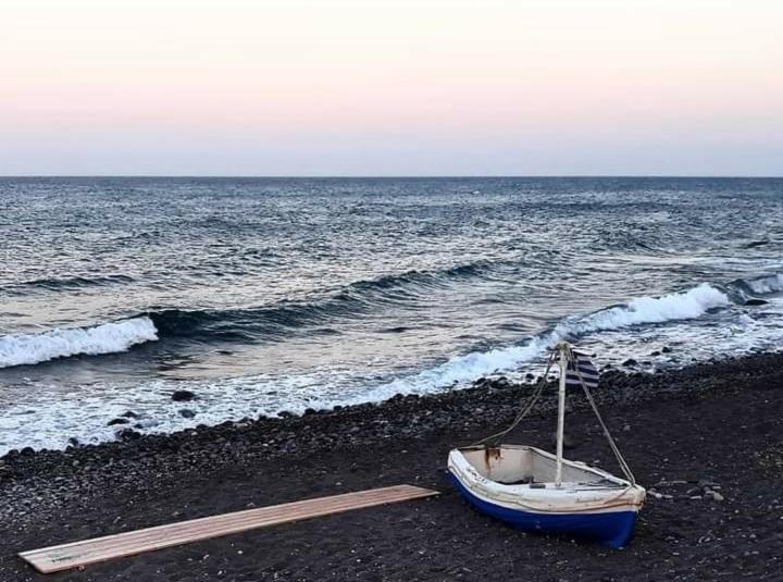 Located By The Sea One Beachfront Private Captain Lazaros Pool Villa With Loft In 750Sqm Spacious Private Plot-Jacuzzi-Sunrelax-Furnished Terace-Gazebo-Private Parking,Sleep 3 Adults And 2 Children, Just Steps From The Black Beach-Seaview Perissa  Buitenkant foto
