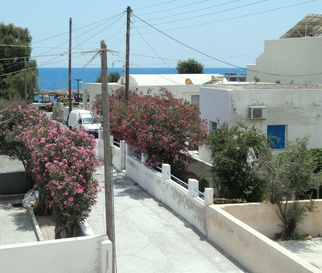 Located By The Sea One Beachfront Private Captain Lazaros Pool Villa With Loft In 750Sqm Spacious Private Plot-Jacuzzi-Sunrelax-Furnished Terace-Gazebo-Private Parking,Sleep 3 Adults And 2 Children, Just Steps From The Black Beach-Seaview Perissa  Buitenkant foto