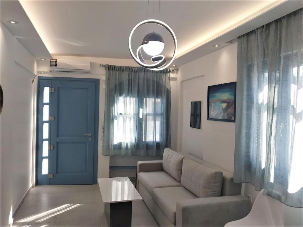 Located By The Sea One Beachfront Private Captain Lazaros Pool Villa With Loft In 750Sqm Spacious Private Plot-Jacuzzi-Sunrelax-Furnished Terace-Gazebo-Private Parking,Sleep 3 Adults And 2 Children, Just Steps From The Black Beach-Seaview Perissa  Buitenkant foto