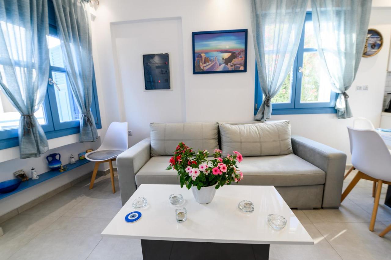 Located By The Sea One Beachfront Private Captain Lazaros Pool Villa With Loft In 750Sqm Spacious Private Plot-Jacuzzi-Sunrelax-Furnished Terace-Gazebo-Private Parking,Sleep 3 Adults And 2 Children, Just Steps From The Black Beach-Seaview Perissa  Buitenkant foto